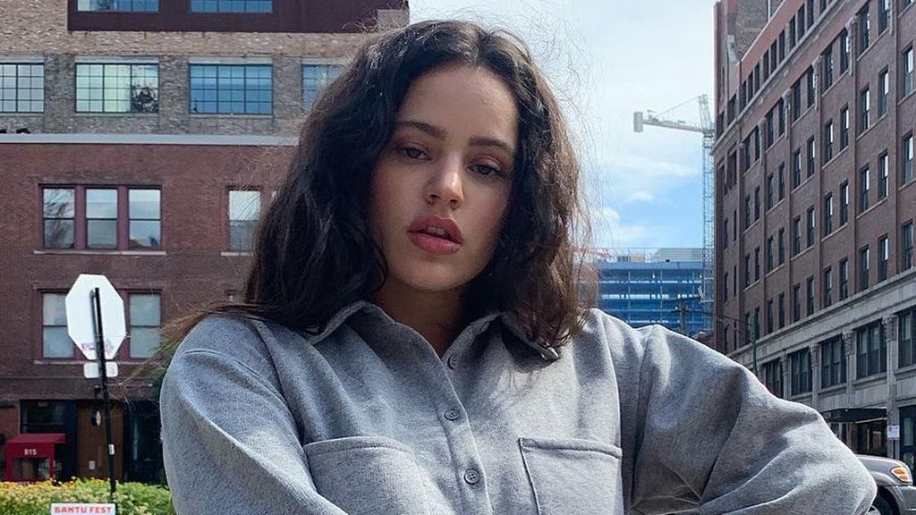 Rosalía se atreve con la prenda más excéntrica de la temporada y se la pone de falda: "Me encanta el outfit"