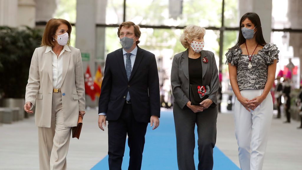 Manuela Carmena y Ana Botella reciben la Medalla de Honor de Madrid