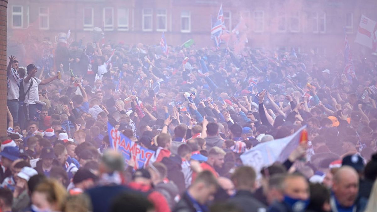 Miles de aficionados escoceses celebran la victoria de los Rangers sin mascarilla ni distancia pese a las advertencias Miles de aficionados escoceses celebran la victoria de los Rangers sin mascarilla ni distancia pese a las advertencias