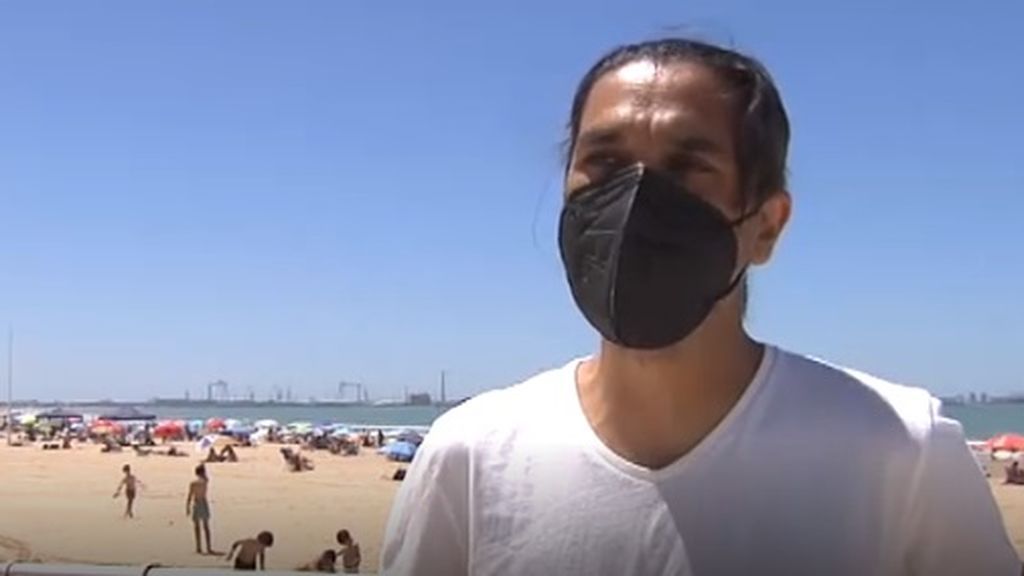 Los turistas llenan las playas y las terrazas de Cádiz tras el fin del estado de alarma