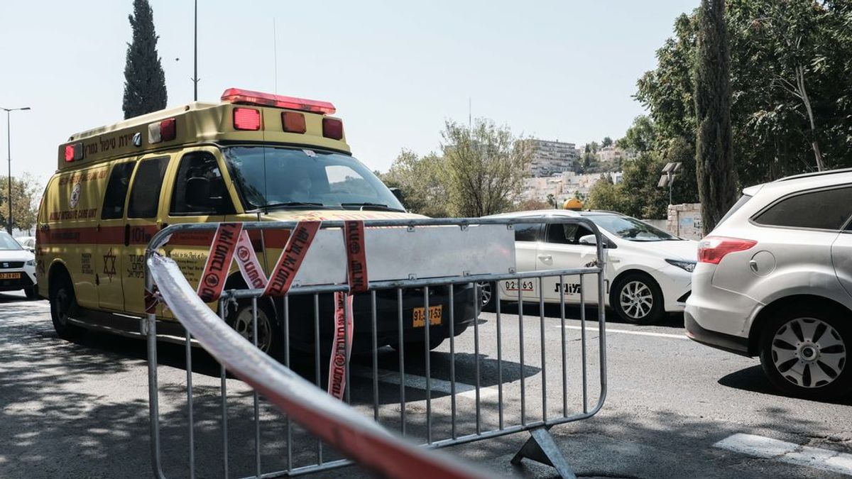 Agentes israelíes abaten a tiros a un palestino que estrelló su coche contra un vehículo policial en Jerusalén Agentes israelíes abaten a tiros a un palestino que estrelló su coche contra un vehículo policial en Jerusalén