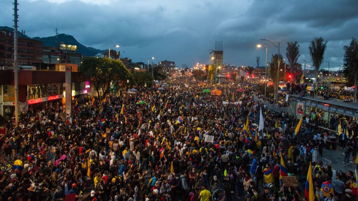 Unas 10.000 personas participan en una nueva jornada de protestas multitudinarias en Bogotá