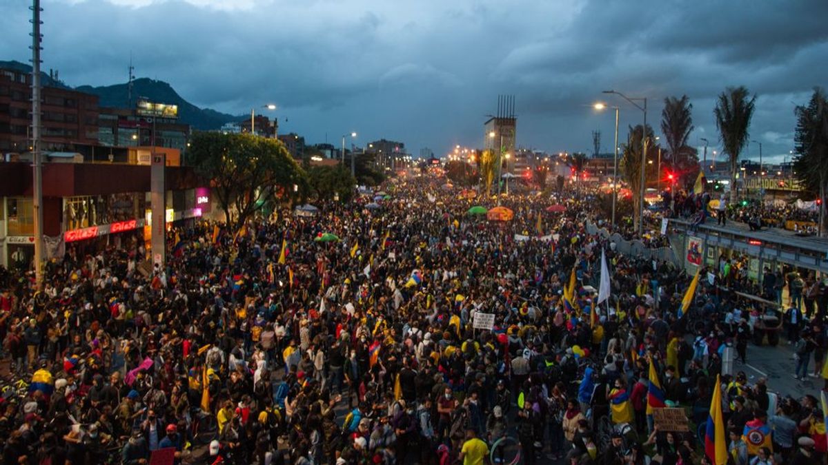 Unas 10.000 personas participan en una nueva jornada de protestas multitudinarias en Bogotá Unas 10.000 personas participan en una nueva jornada de protestas multitudinarias en Bogotá
