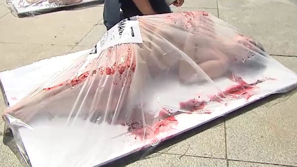 Humanos envasados en bandejas de supermercado para denunciar el consumo de carne