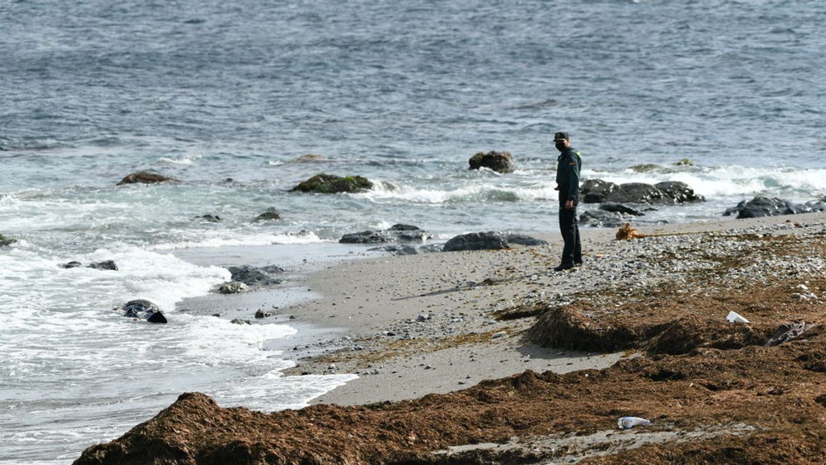 Más de 80 inmigrantes marroquíes entran en Ceuta a nado bordeando espigón Más de 80 inmigrantes marroquíes entran en Ceuta a nado bordeando espigón