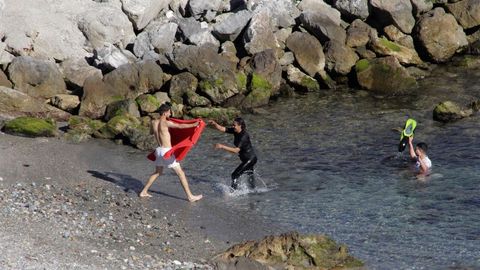 Avalancha Migratoria En Ceuta Agentes Salvan La Vida De Los Ninos En Medio Del Mar