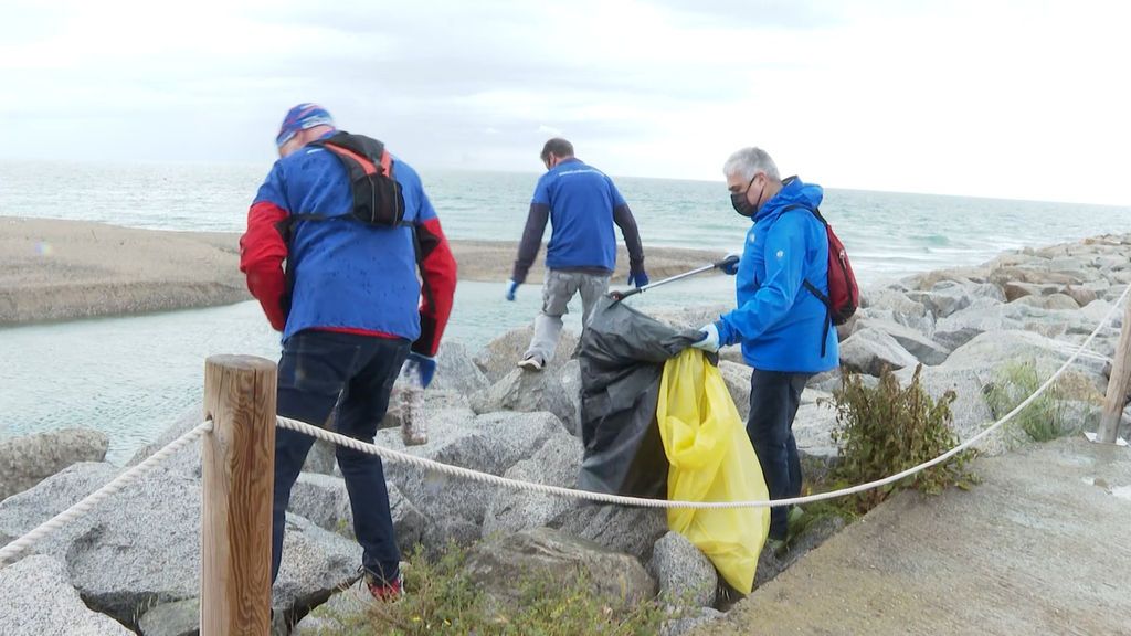 Recogida de residuos en la desembocadura del río Besòs, Barcelona