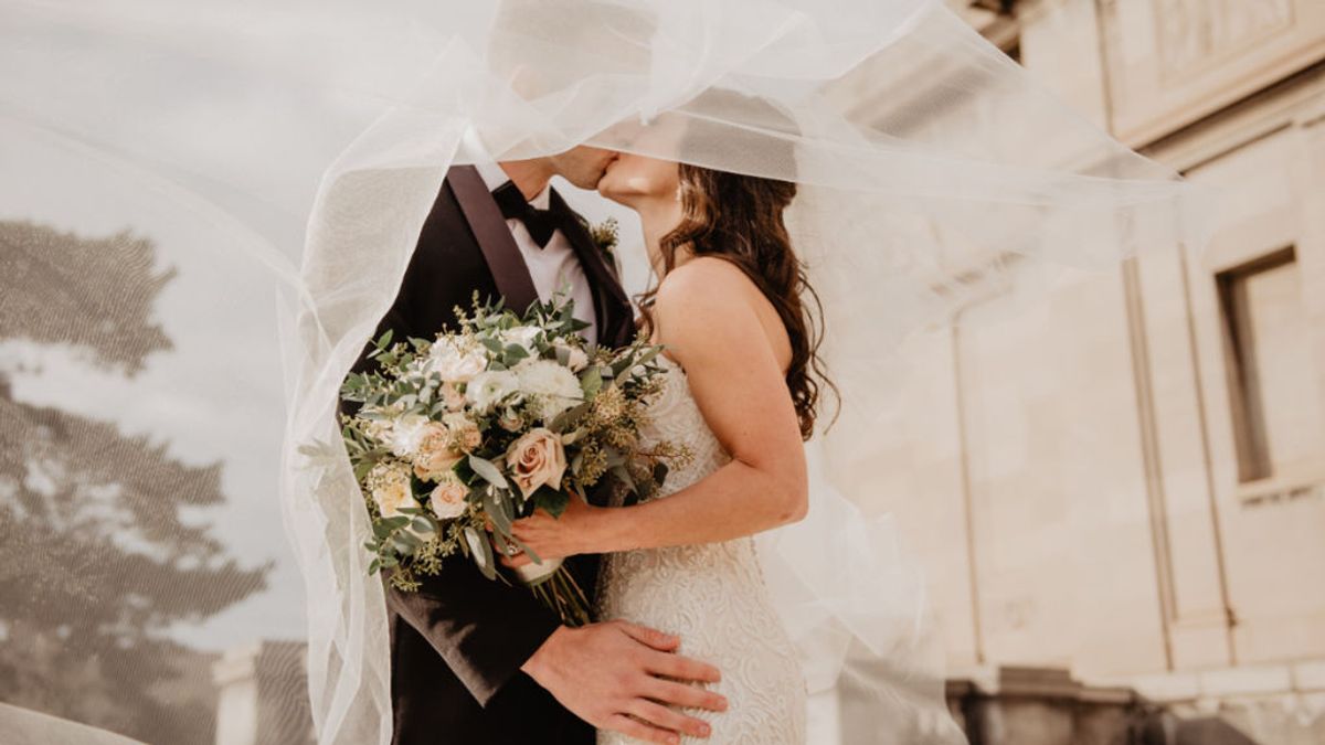 Una mujer simula su propia boda para vengarse de su exnovio Una mujer simula su propia boda para vengarse de su exnovio
