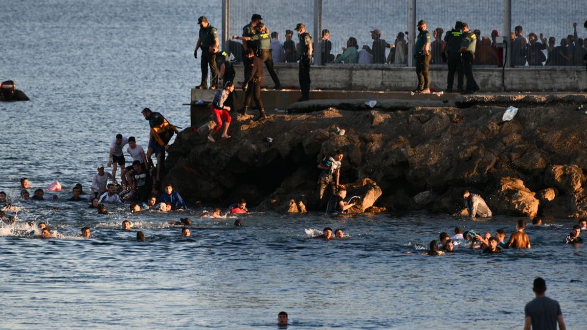 Un hombre muere ahogado cuando intentaba entrar nadando en Ceuta Un hombre muere ahogado cuando intentaba entrar nadando en Ceuta