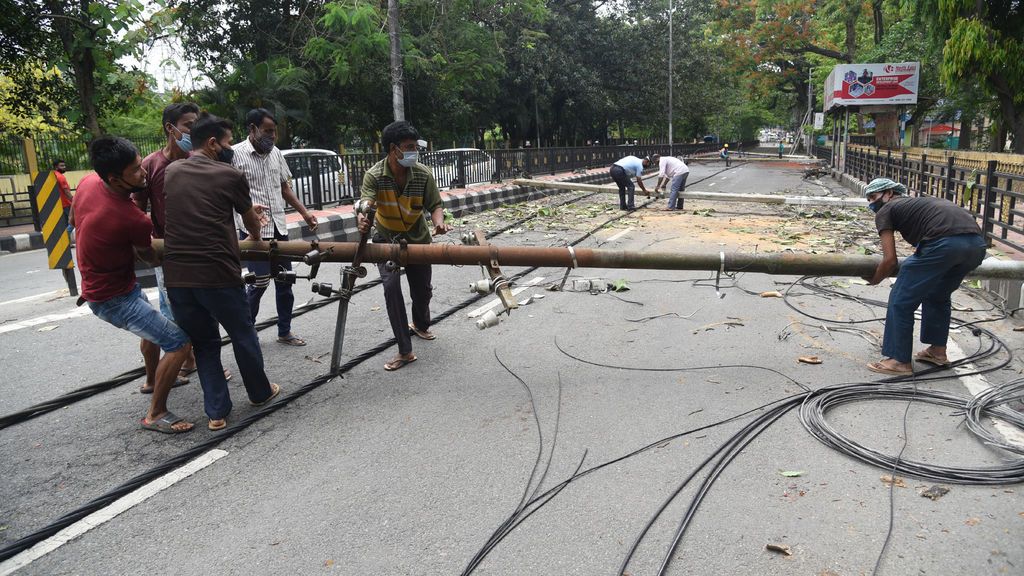 EuropaPress_3713623_16_may_2021_india_guwahati_workers_remove_the_electric_pillars_from_road