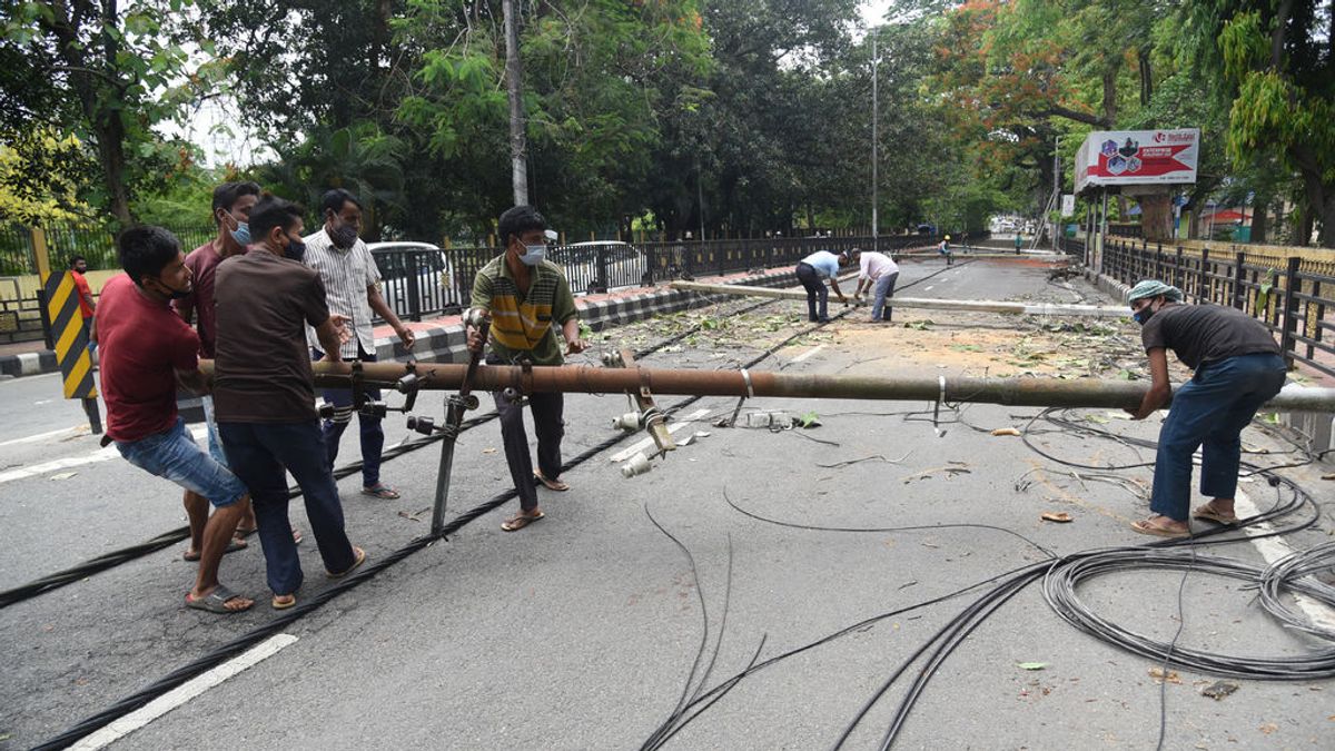 EuropaPress_3713623_16_may_2021_india_guwahati_workers_remove_the_electric_pillars_from_road EuropaPress_3713623_16_may_2021_india_guwahati_workers_remove_the_electric_pillars_from_road
