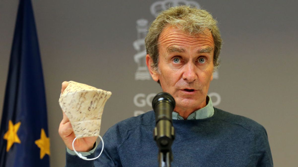 Fernando Simón, en una rueda de prensa con la mascarilla en la mano Fernando Simón, en una rueda de prensa con la mascarilla en la mano