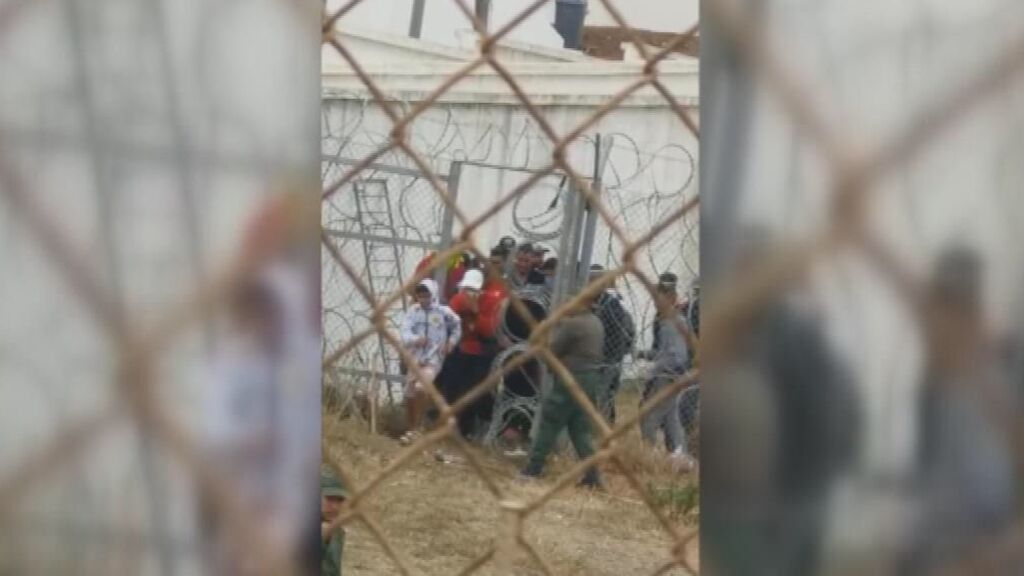 La policía marroquí abre la valla a los migrantes ante la indignación de los agentes españoles: "Pasarnos el marrón"