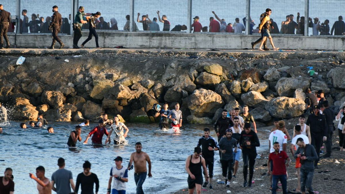El Gobierno asegura que ya está devolviendo a Marruecos "a ritmo importante" inmigrantes llegados a Ceuta El Gobierno asegura que ya está devolviendo a Marruecos "a ritmo importante" inmigrantes llegados a Ceuta