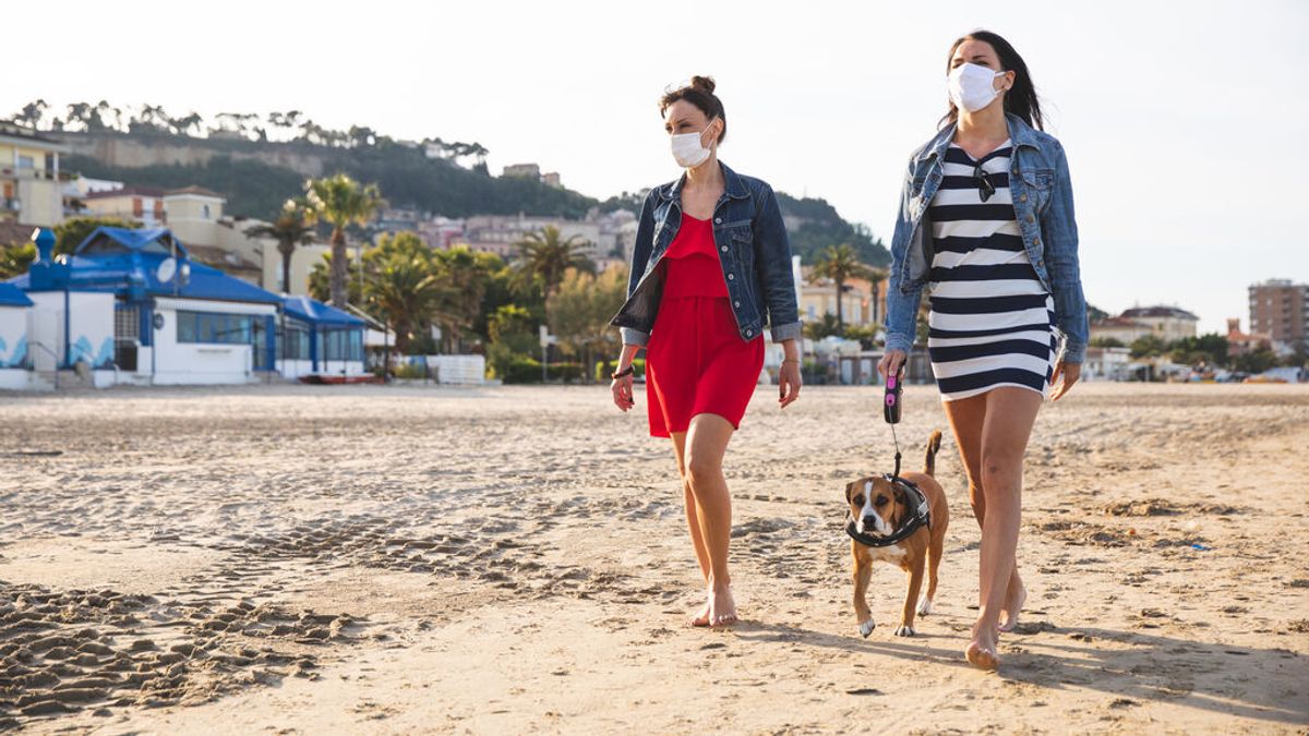 Distancia, vacunados y transmisión, las claves para saber si quitarse la mascarilla en un exterior es seguro o no Distancia, vacunados y transmisión, las claves para saber si quitarse la mascarilla en un exterior es seguro o no