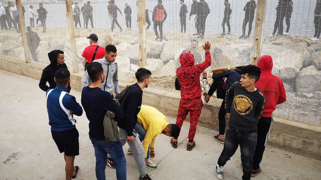 Un grupo de personas tratan de derribar la valla fronteriza en el lado marroquí