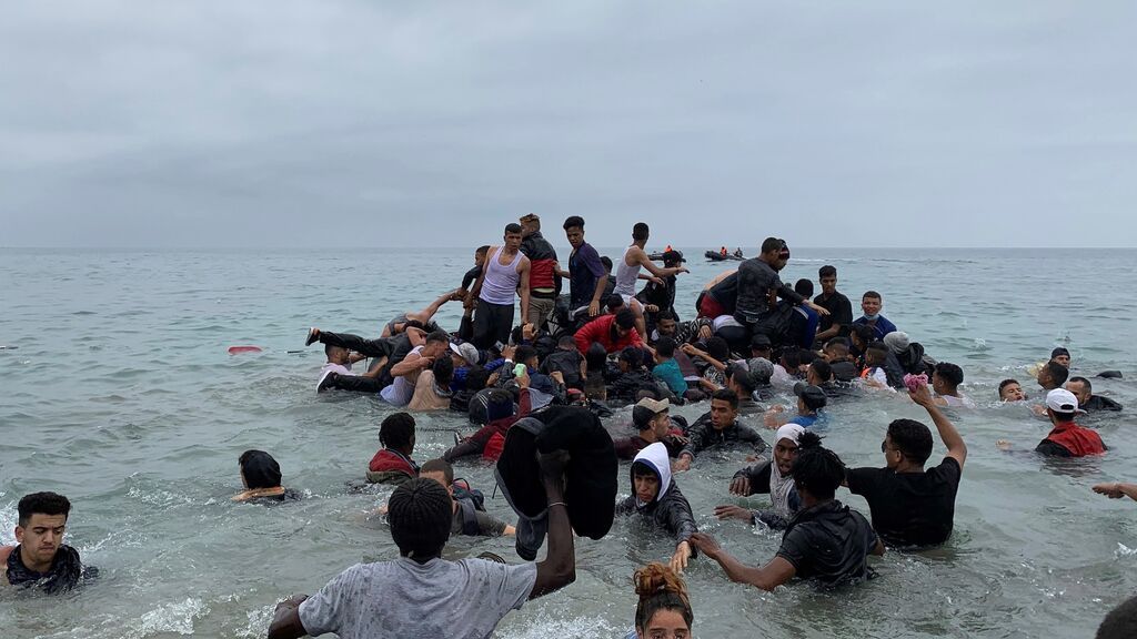 Un grupo de personas se hacen con una embarcación de las autoridades marroquíes