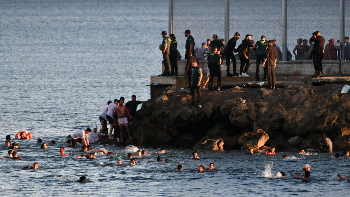 Inmigrantes entrando de forma irregular a Ceuta Inmigrantes entrando de forma irregular a Ceuta
