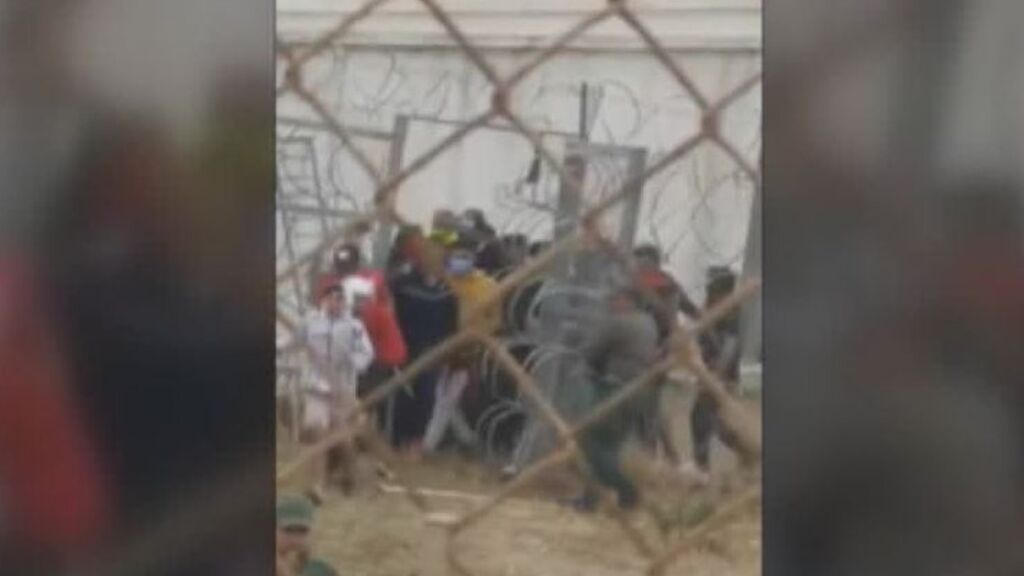 La imagen de las autoridades marroquíes abriendo al valla deja claro que la avalancha fue provocada