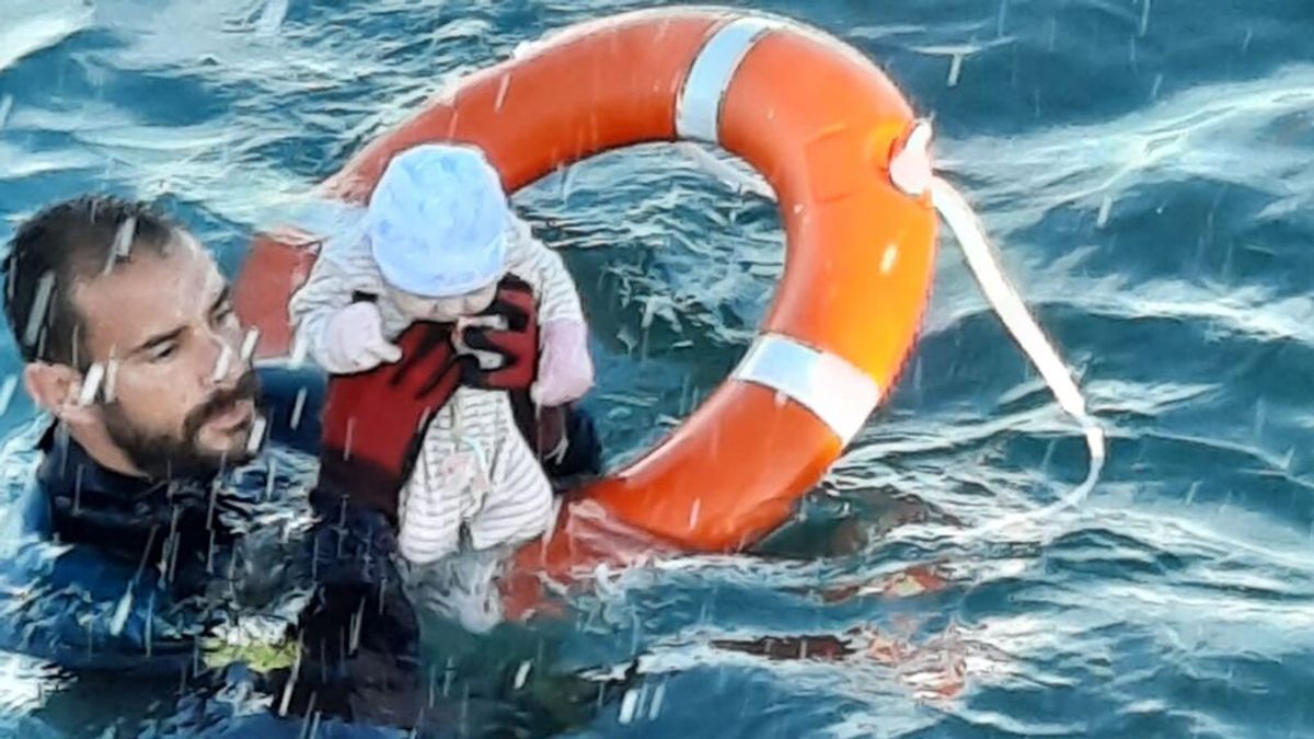 Juanfran, el guardia civil que rescató a un bebé en aguas de Ceuta Juanfran, el guardia civil que rescató a un bebé en aguas de Ceuta