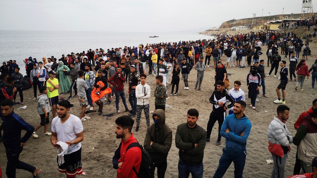 Cientos de personas esperan en la playa de la localidad de Fnideq (Castillejos) para cruzar