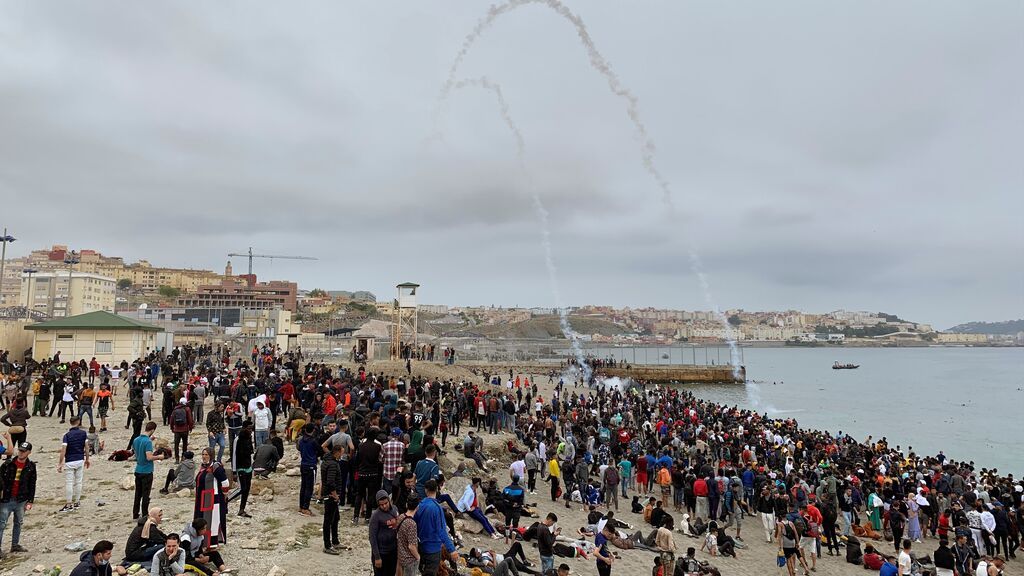 Cientos de personas esperan en la playa de la localidad de Fnideq (Castillejos) para cruzar