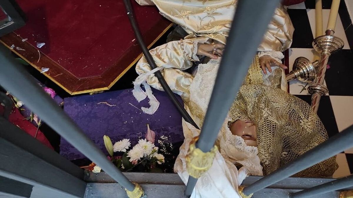 Rompen el cristal de una capilla, tiran a la Virgen al suelo y le roban las pertenencias en Málaga Rompen el cristal de una capilla, tiran a la Virgen al suelo y le roban las pertenencias en Málaga