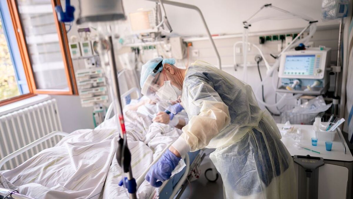 Andalucía pide a Sanidad que los sanitarios vacunados no tengan que aislarse tras tener contactos con positivos Andalucía pide a Sanidad que los sanitarios vacunados no tengan que aislarse tras tener contactos con positivos