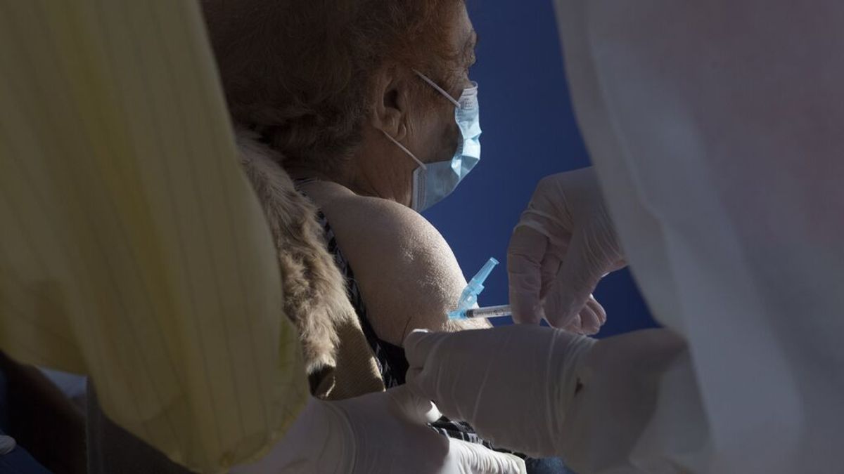 Citados para una tercera dosis por un error humano: "¿Cómo sabemos que quedaremos inmunizados?" Citados para una tercera dosis por un error humano: "¿Cómo sabemos que quedaremos inmunizados?"