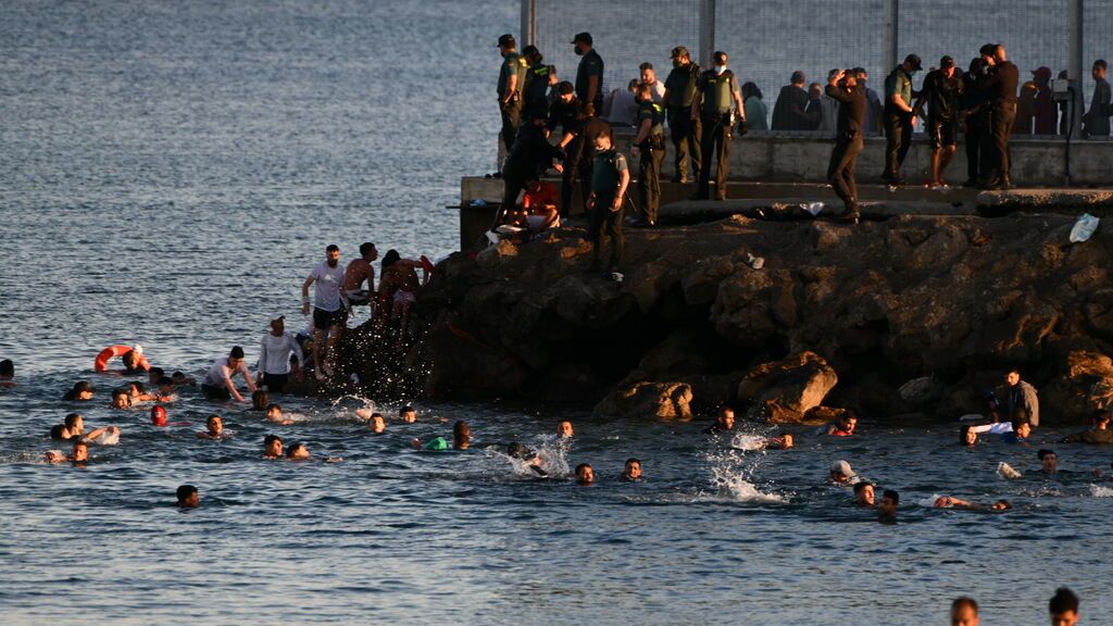 EuropaPress_3717482_personas_migrantes_playa_tarajal_17_mayo_2021_ceuta_espana_espana