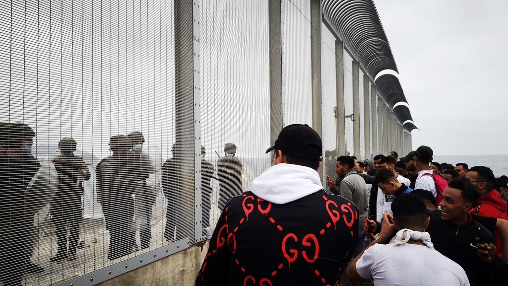 Crisis migratoria en Ceuta: la policía interviene en varias peleas con los inmigrantes marroquíes