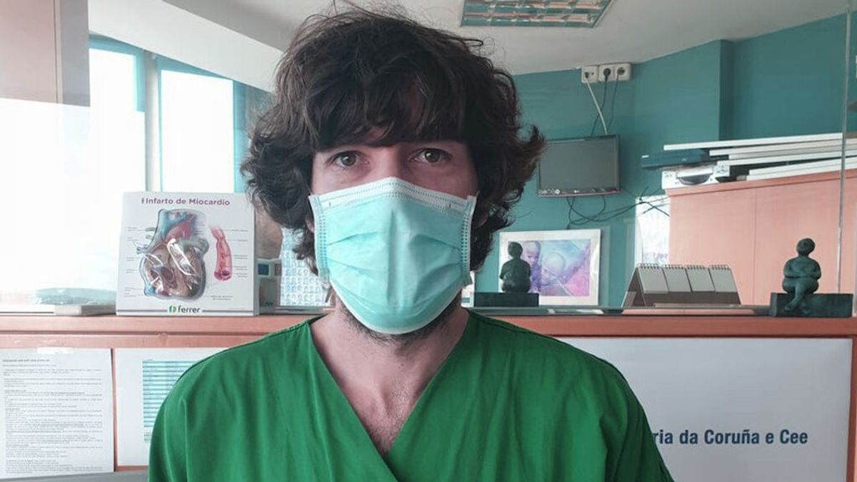 Álvaro Mena, internista: “Ya solo ingresan menores de 70, la vacuna ha supuesto un antes y un después” Álvaro Mena, internista: “Ya solo ingresan menores de 70, la vacuna ha supuesto un antes y un después”