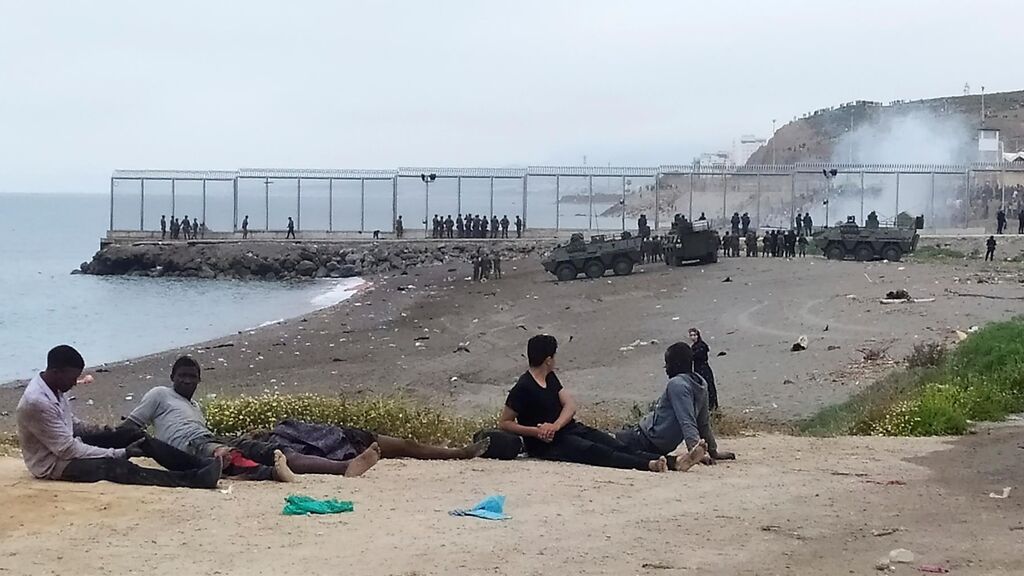 Tanques en la frontera de Ceuta ante la invasión de inmigrantes de Marruecos
