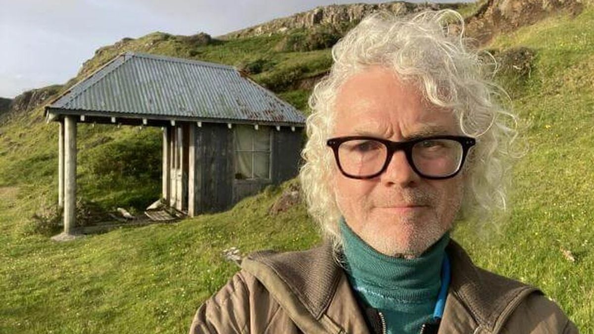 El millonario padre de cuatro hijos que vive en una casa abandonada en su isla escocesa