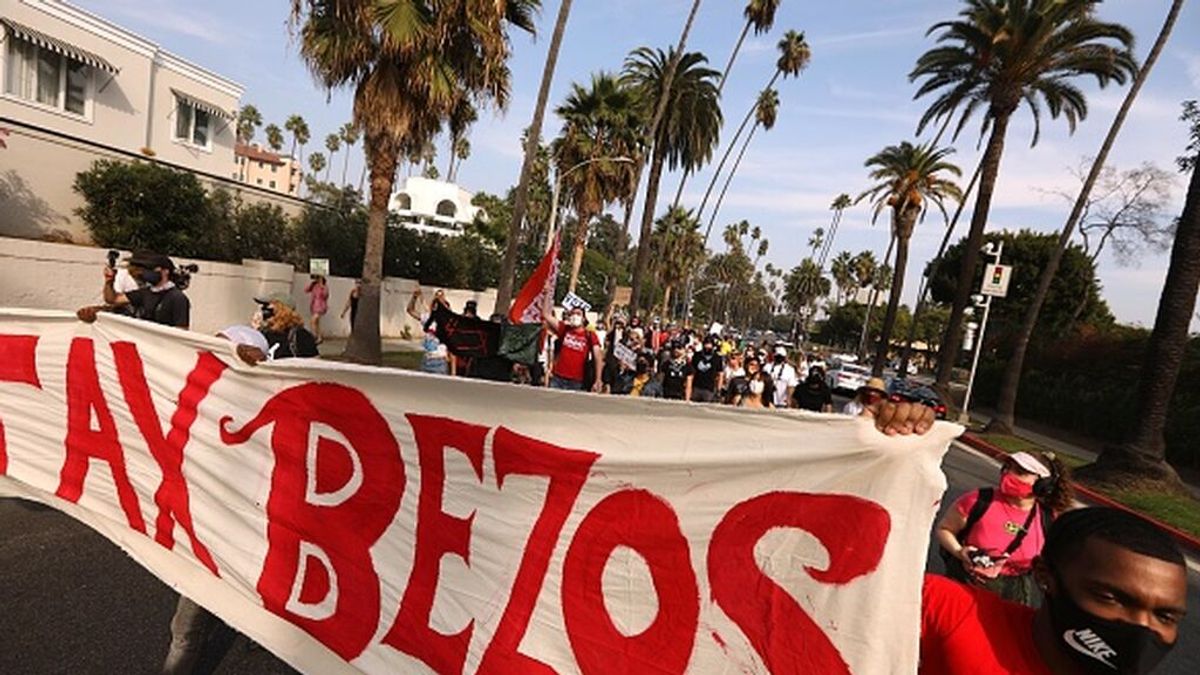 Millonarios a favor de la subida de impuestos protestan en la casa de Jeff Bezos Millonarios a favor de la subida de impuestos protestan en la casa de Jeff Bezos