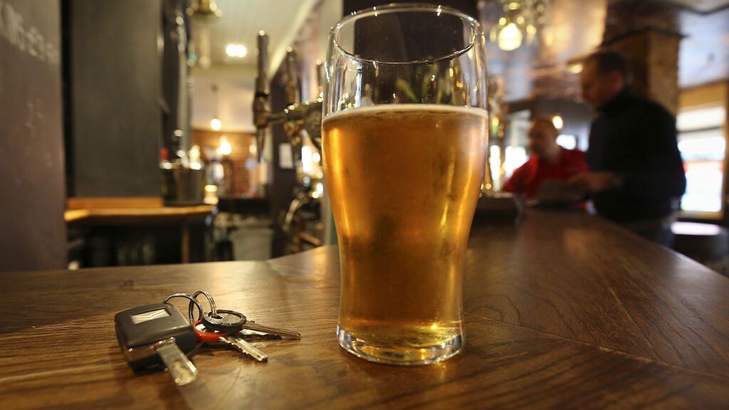 Si bebes, no conduzcas: un alcoholímetro en el coche para evitar multas y accidentes, ¿es legal?