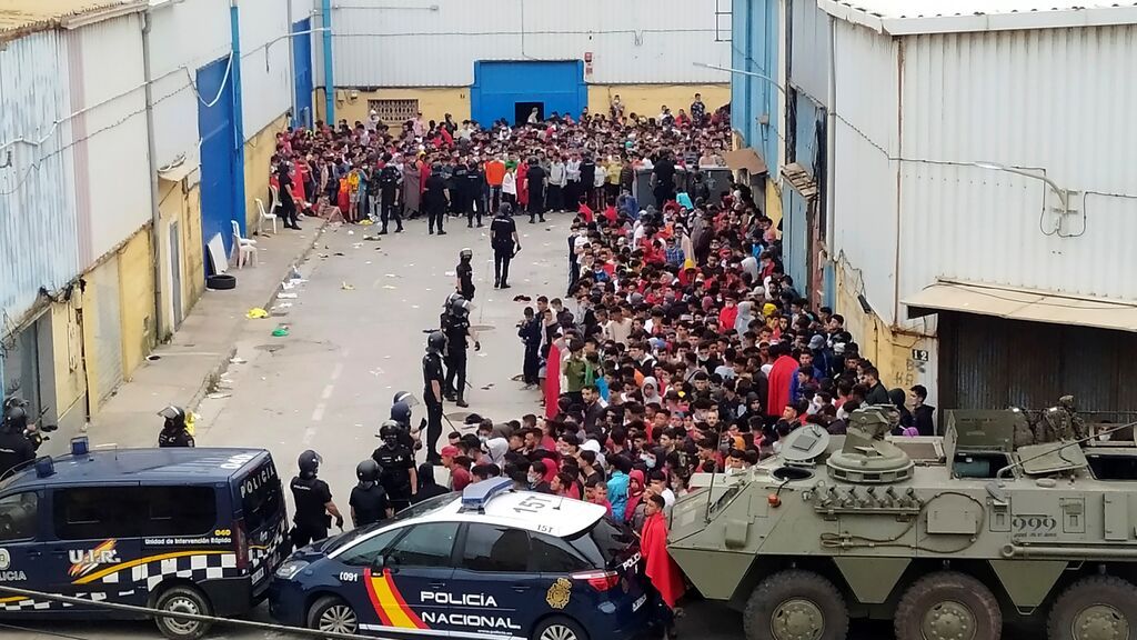 La policía Nacional y el Ejército de Tierra vigila a cientos de inmigrantes tras su llegada este martes a Ceuta