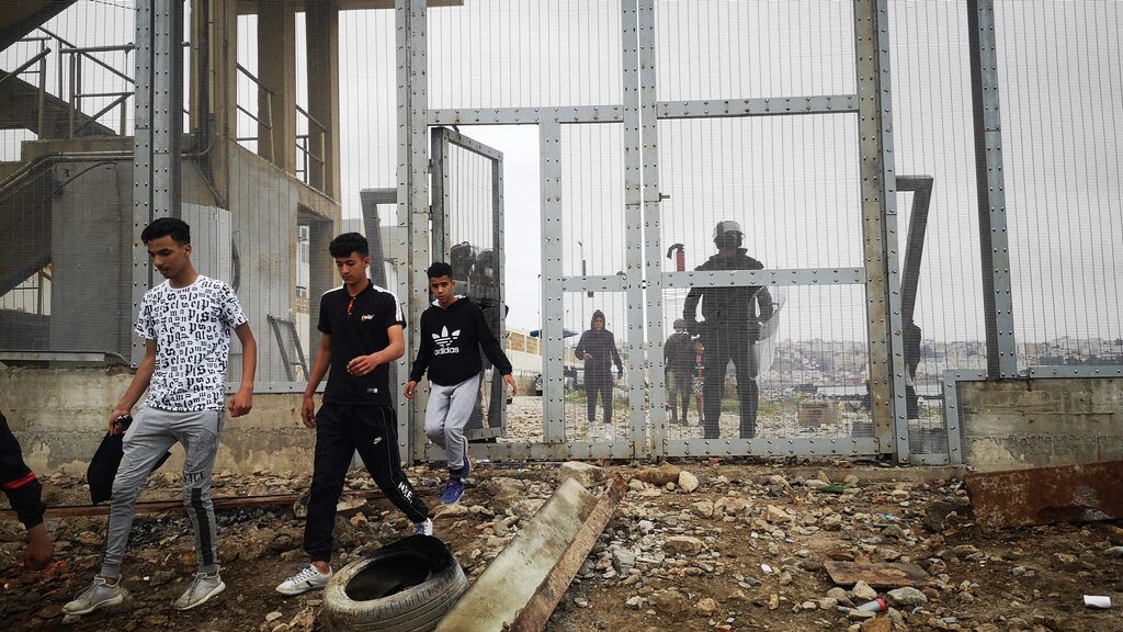 Un grupo de inmmigrantes son devueltos a Marruecos por las autoridades españolas en la frontera entre Ceuta y Fnideq