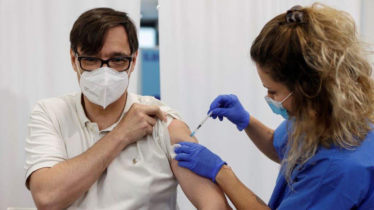 Salvador Illa, vacunado con Pfizer en Barcelona Salvador Illa, vacunado con Pfizer en Barcelona
