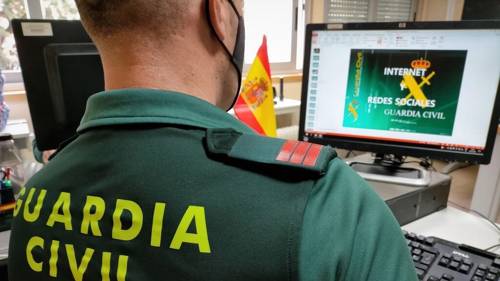 EuropaPress_3566732_agente_guardia_civil_frente_ordenador