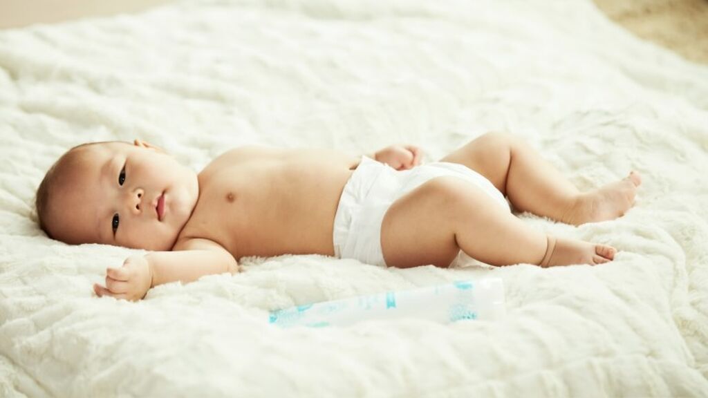 La primera caca del bebé podrá tener un tono verdoso debido al meconio.