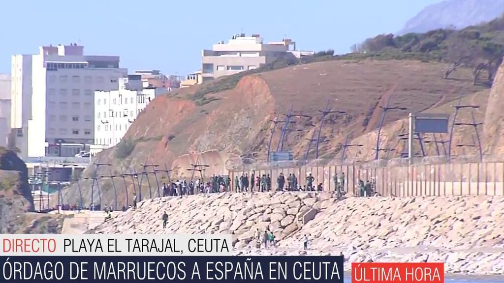 Tensión en Ceuta: miles de personas se abalanzan sobre la valla
