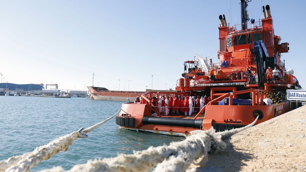 EuropaPress_2341111_buque_sar_mastelero_llega_inmigrantes_puerto
