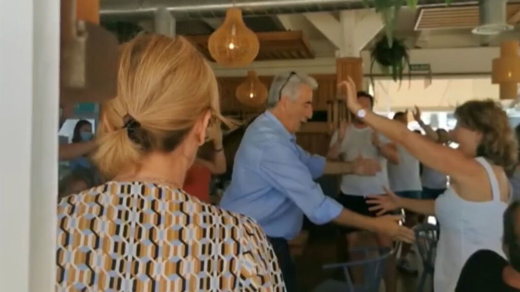 El alcalde de Chipiona pide perdón por sus bailes agarraos sin mascarilla en un chiringuito