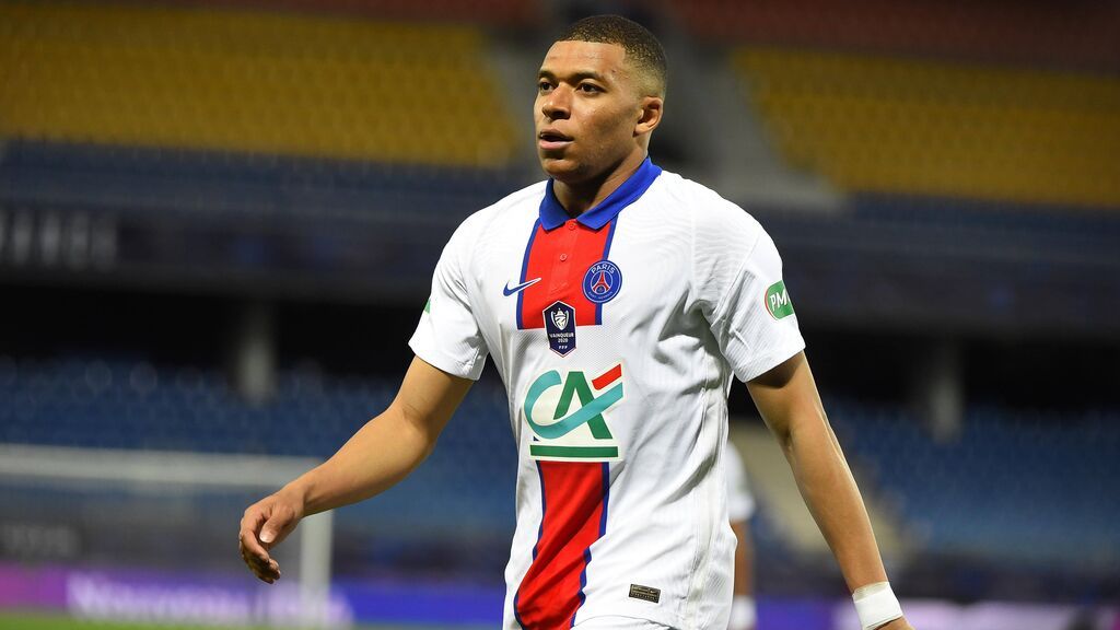 Mbappé sigue dando largas al PSG para renovar.