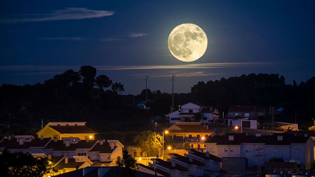 La superluna más grande y brillante del año será este mes: cuándo ver la luna de las flores