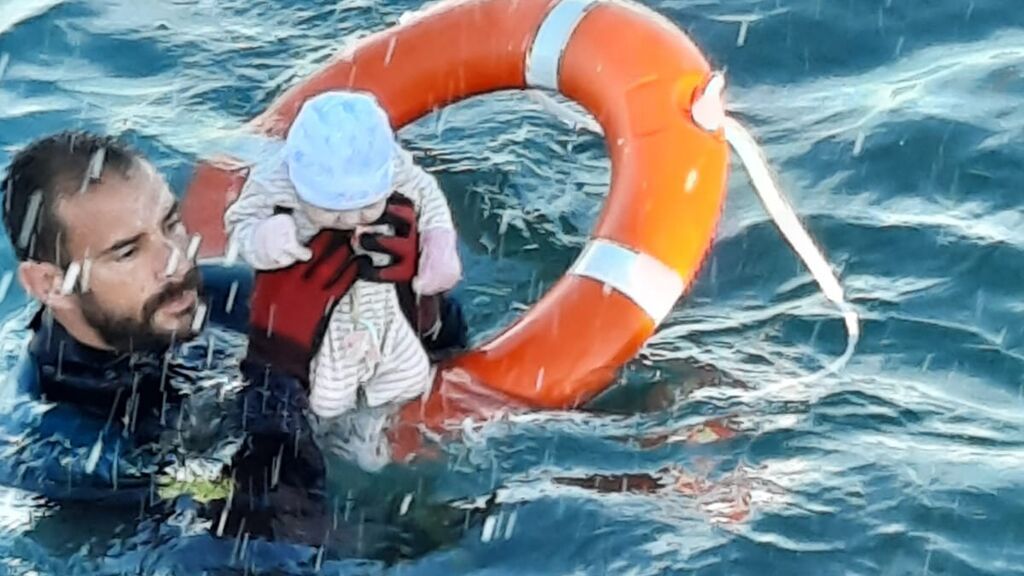 Carme Chaparro o Ismael Serrano reaccionan a la imagen del salvamento de un bebé en el mar: "Son los héroes invisibles de la sociedad"