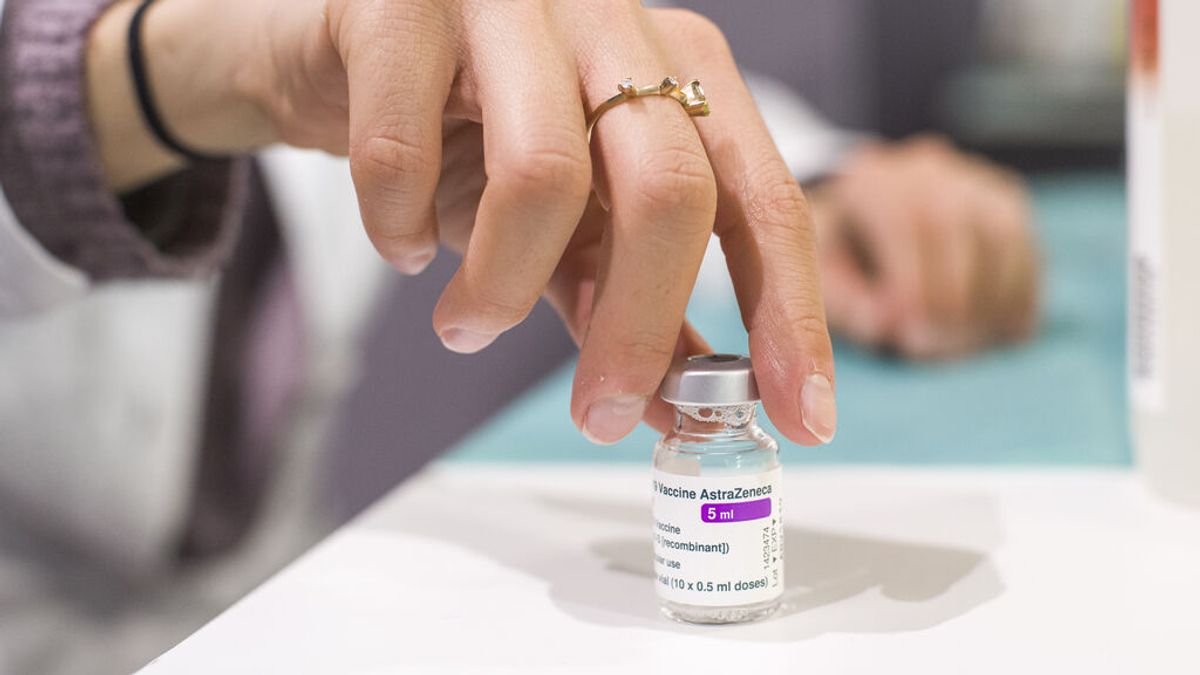 Sanidad cede ante la rebelión de las comunidades y permite elegir entre AstraZeneca o Pfizer Sanidad cede ante la rebelión de las comunidades y permite elegir entre AstraZeneca o Pfizer
