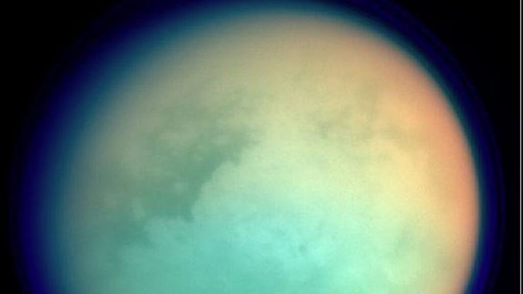 EuropaPress_3185061_titan_orbitando_saturno