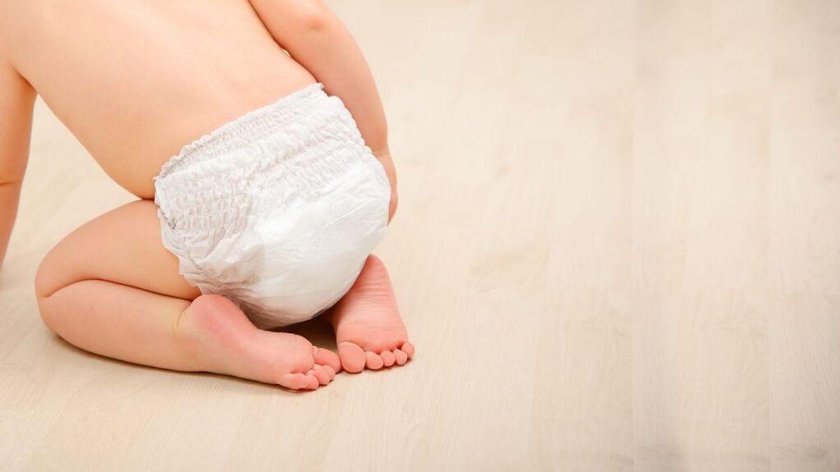 La caca verde del bebé puede aparecer en sus primeros meses de vida: cuáles son sus causas y cómo tratarlo.